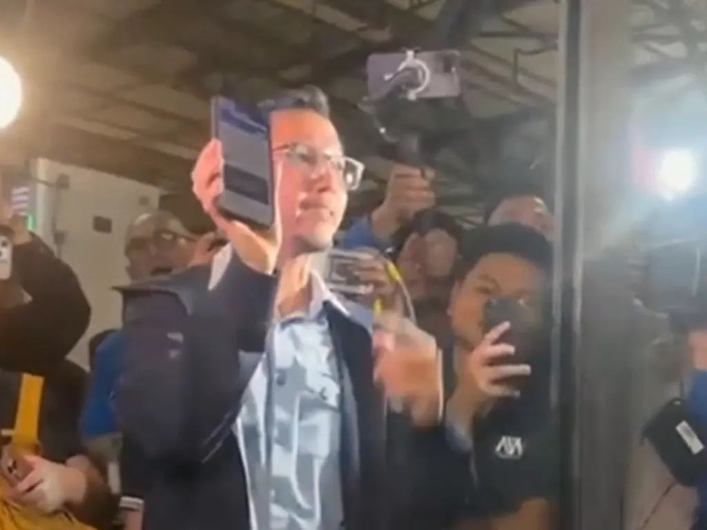 The introduction of cashless payment systems is expected to reduce queues at ticketing booths and streamline the boarding process, says DOTr Secretary Vince Dizon.