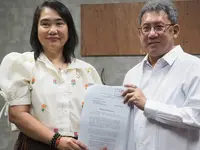 House Secretary General, Atty. Cheloy Velicaria-Garafil transmits to the Senate on Monday morning the manifestation of the 11-member House prosecution panel in the impeachment trial of Vice President Sara Z. Duterte. Senate Secretary and Clerk of the Impeachment Court, Atty. Renato Bantug, Jr., received the five-page manifestation.
Courtesy of the House Secteray General’s Office